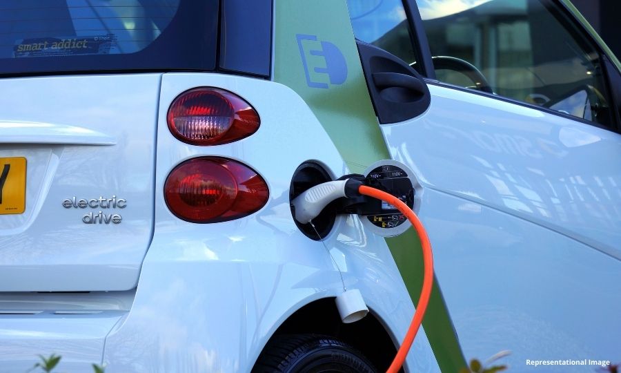 EV charging stations will be installed at 100 Indian Oil outlets in Maharashtra